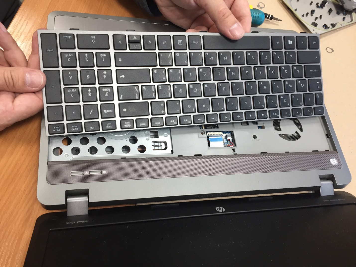 Клавиатура снята, теперь вы можете заменить ее исправной и собрать ноутбук в обратном порядке
